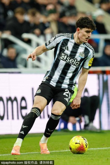 西蒙斯首球助热刺赢得三分:艰难时刻中的闪光时刻与团队精神