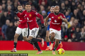 离谱!埃弗顿主力伤退+内讧染红 曼联80分钟多打1人仍输球