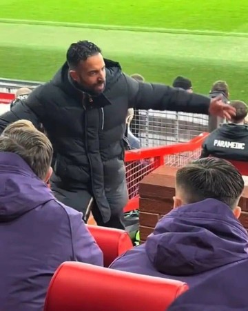 曼联又抓内鬼?阿莫林怒骂约罗防守差,卡塞米罗被换下气得倒穿外套