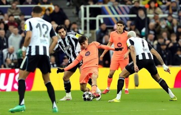 欧冠巴萨客场1比1纽卡斯尔,次回合主场很悬,残阵出战靠运气拿分