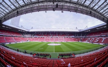 英超双雄欧冠承压前行,拜仁德甲领先11分轻松备战,曼城表现波动仍获胜