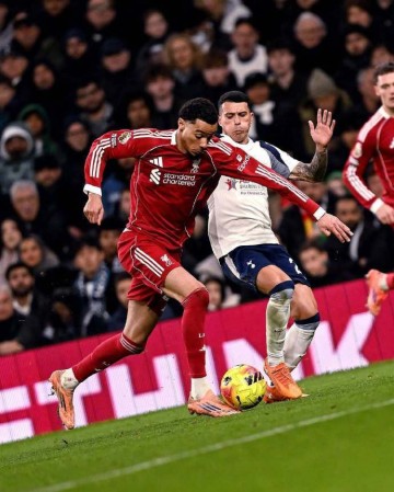 利物浦险胜热刺仍有问题,单场两张红牌被质疑,魔鬼赛程仍有冷