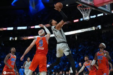 文班火线复出扮演救世主 雷霆不只输球还多了个死敌?