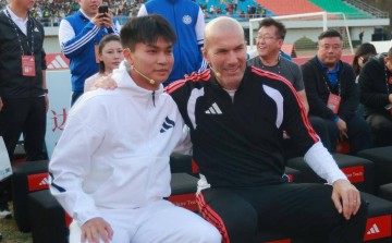 53岁齐达内夜游上海,与大妈踢毽子几分钟融入氛围,展现顶级球商