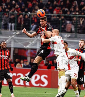 莱奥补时救主，AC米兰1-1保级队意甲17场不败，国际米兰三喜临门
