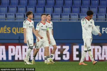 莱万连续两轮西甲替补,诺坎普离场引发热议:巴萨未来何去何从?