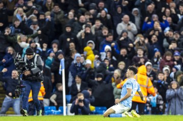 高清:英超曼城3-2利兹联 福登绝杀滑跪庆祝