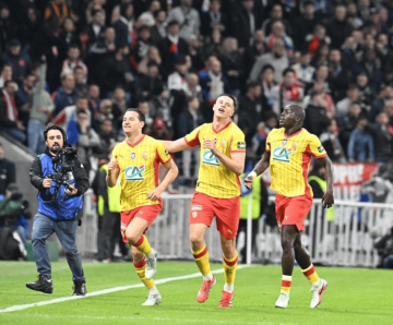 6-7!1-3!疯狂一夜,里昂惨遭淘汰,热刺5连败,澳大利亚女足狂胜