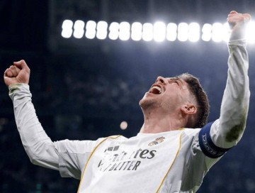 欧冠惨案夜!巴黎5球击溃切尔西,西甲法甲笑纳大礼包