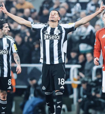 纽卡斯尔2比1绝杀曼联,十人取胜强队很神奇,主帅应变完胜卡里克