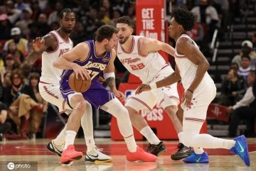 东契奇40+9+10杜兰特18分 老詹30分湖人三天内双杀火箭