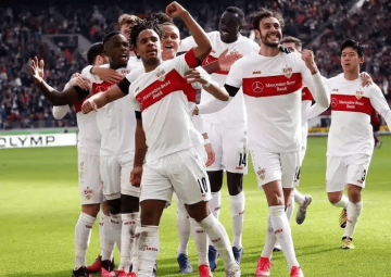 德甲焦点战:斯图加特火力全开,沃夫斯堡深陷保级泥潭谁能突围?