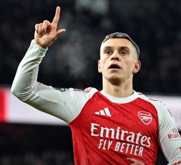 特罗萨德传射，阿森纳4-1终结维拉11连胜，曼城大失所望无缘登顶