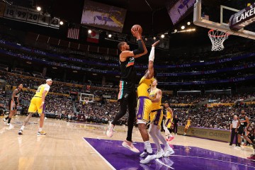 趁他病要他命!文班战残阵湖人半场狂砍37分 17投12中