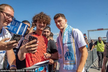 法甲球队马赛为新援帕瓦尔举行欢迎仪式</title>
<title>法甲球队马赛为新援帕瓦尔举行欢迎仪式