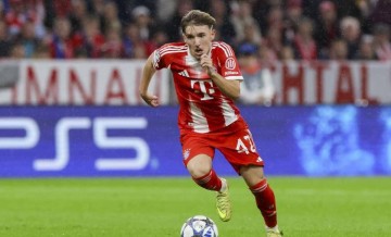 17岁边锋崭露头角:创造欧冠与德甲多项纪录,孔帕尼的支持功不可没