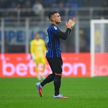 登顶意甲第一!劳塔罗领跑射手榜,国米4-0科莫三连胜宣战利物浦