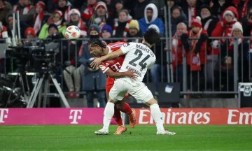 欧冠6冠王惊险保分,拜仁85%控球狂轰24脚,创造52年德甲神迹