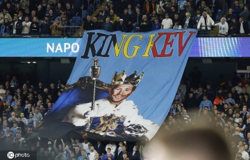 国王凯文重返伊蒂哈德 曼城球迷打出横幅致敬德布劳内</title>
<title>国王凯文重返伊蒂哈德 曼城球迷打出横幅致敬德布劳内