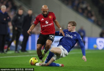 阿玛德禁区倒地,投诉对方拉拽球衣,裁判没有给点球