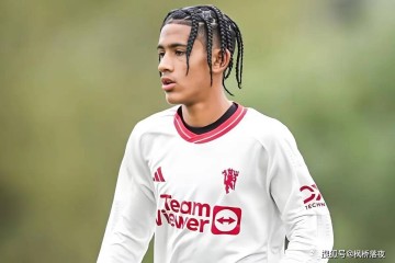 传奇退场!15岁天才顶上空缺?曼联两代希望错位,藏着怎样的未来