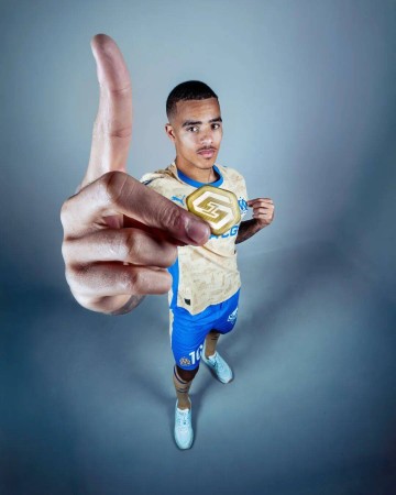 曝沙特欲1亿签青木,若成交曼联坐收3700万!但还需给另一队分成