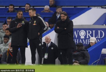 韦恩·鲁尼怒斥对切尔西教练罗森尼奥的批评:荒谬!