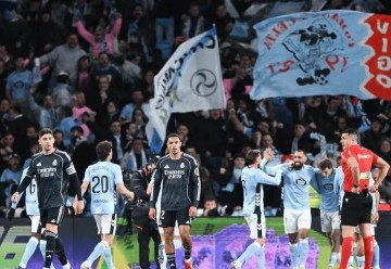 阿诺德遭西媒严厉批评:不防守不拼抢,面对曼城更形被动