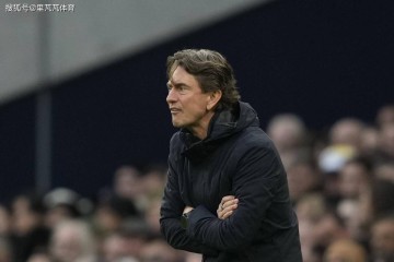 从欧联杯冠军到英超保级队,弗兰克“害惨了”托特纳姆人 | 足坛狠人