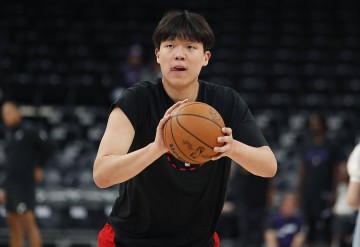 杨瀚森处境正在变好吗?对比同级菜鸟答案很残忍