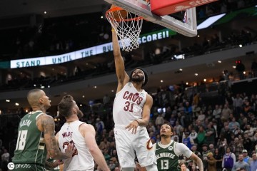 哈登缺阵阿伦27+11施罗德26分 波特20+8雄鹿险胜骑士