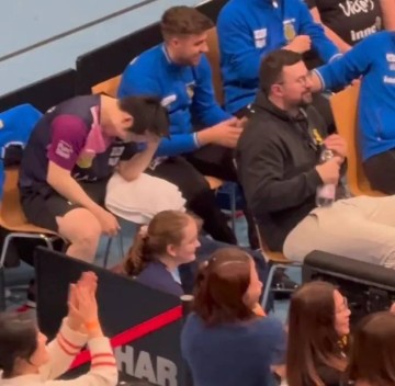 笑不活了!樊振东两度被逆转翻车,队友拿他头像模仿,小胖笑疯