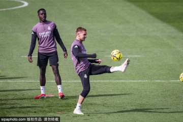 皇马备战曼城:卡马文加复出将成关键,战术解析与历史交锋回顾