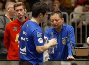 樊振东蛇年最后一战!德甲联赛赢1场输1场,单打逆转、双打惜败