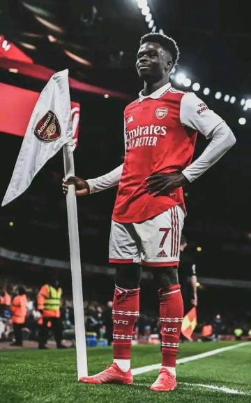 一周30万英镑,萨卡凭什么拿顶薪?曝阿森纳中场核心很不满