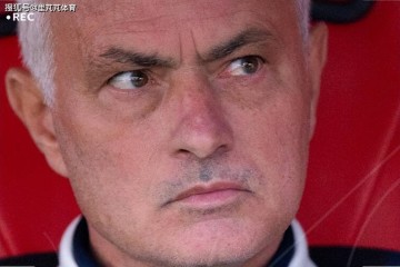 2025足坛大事件(二):穆帅下课滕哈格再演黑色幽默,利物浦崩盘