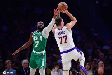 杰伦布朗32+8+7 东契奇25分詹姆斯20分湖人负绿军