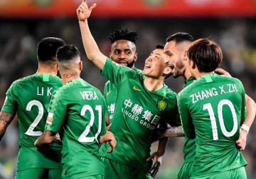 国安刚在足协杯拿到冠军,就提前官宣跟新奥古斯托签订大合同,曾是德甲狼堡队核心+被俱乐部辟谣