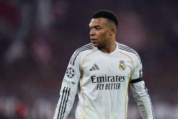 西甲双雄梦碎欧冠：同一的剧本，皇马巴萨时代双双落幕