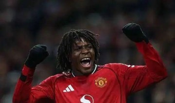 合适的才是最重要!曼联险胜纽卡斯尔跃居死敌之上,4后卫阵型发挥出色