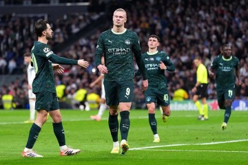 哈兰德1分钟遭推搡!34球巨星放狠话,曼城2-1逆转太解气