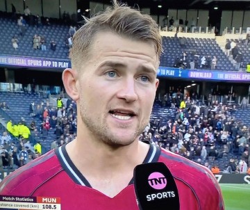 德里赫特本赛季恐提前报销!曼联续约马奎尔成定局,越来越可能再买中卫