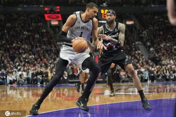 文班亚马12+8&5帽福克斯20分 马刺击败猛龙迎十连胜