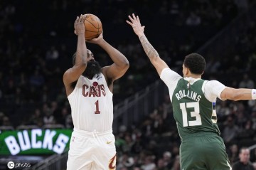 哈登27+5+6莫布里27+15 骑士险胜雄鹿