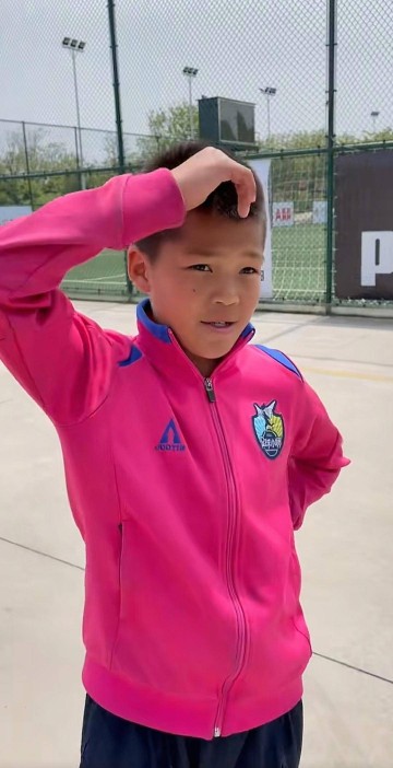 16岁刘凯源踢爆西甲U19后卫,背后是家庭全力支持