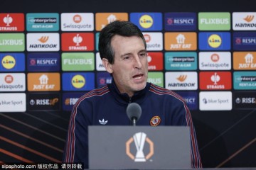 英超球队阿斯顿维拉主教练埃梅里出席欧联杯赛前发布会