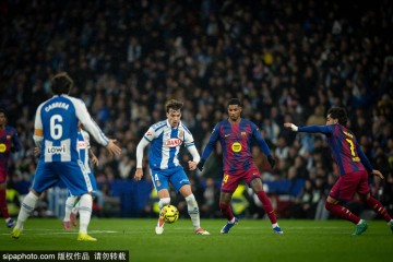 西甲-费尔明两助攻奥尔莫莱万破门 巴萨2-0西班牙人