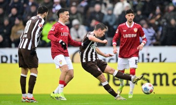 2-1大冷门，32%控球率仍赢，德甲第17掀翻德甲第4，终结8场不胜